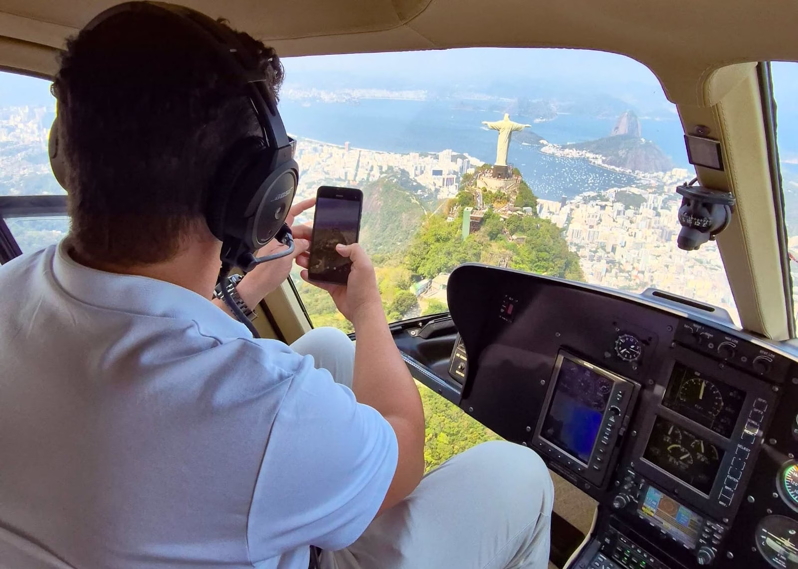 Passeio de helicóptero no Rio de Janeiro sobrevoando o Cristo Redentor, Pão de Açúcar e Copacabana saindo do Morro da Urca